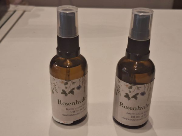 Rosenhydrolat in braunen Sprühflaschen, handgemacht von Annette in Zell am See.