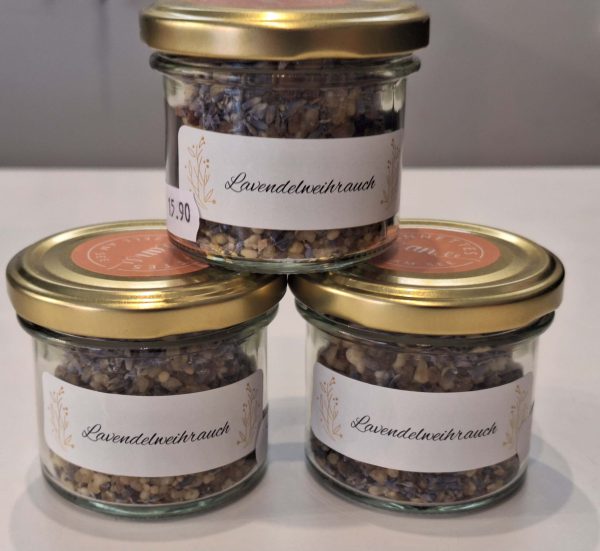 Drei Gläser mit Lavendelräucherwerk, etiketiert, auf einem Tisch platziert.