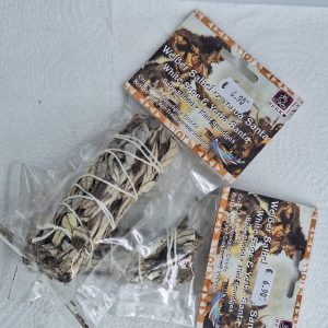 Handgemachte Räucherware: Weiser Salbei und Verbenasanta im transparenten Verpackungen.