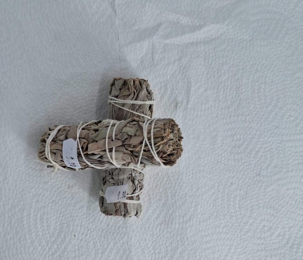 Drei gebündelte Räucherbündel liegen auf einem weißen Papiertuch.
