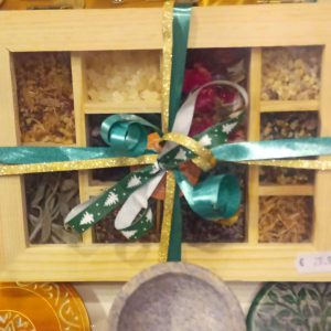 Schachtel mit verschiedenen Kräutern, hübsch verpackt mit Schleife und Dekoration.