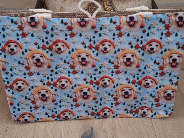 Bunte Tasche mit kunterbunten Labrador-Motiven und winterlichen Designs.