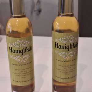 Zwei Flaschen Honiglikör von Annettes kleine Schätze in Zell am See, 250 ml je Flasche.