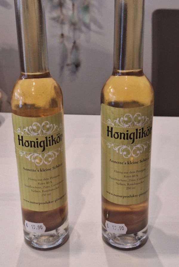 Zwei Flaschen Honiglikör von Annettes kleine Schätze in Zell am See, 250 ml je Flasche.