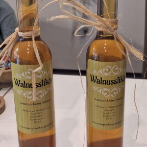 Zwei Flaschen Walnusslikör mit dekorativem Band, handgemacht von Annettes kleine Schätze.