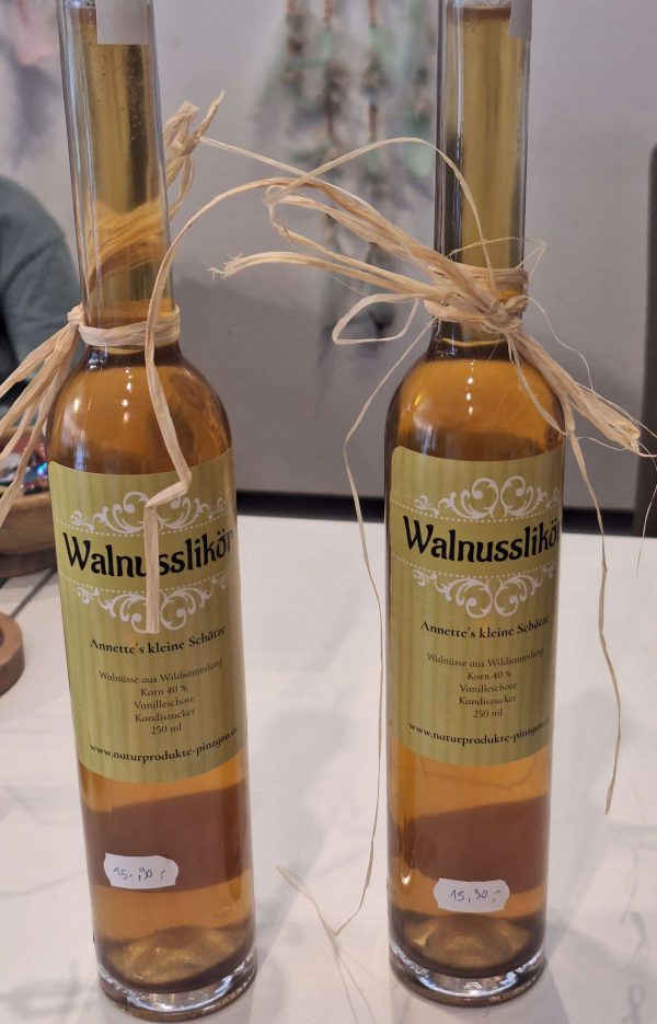 Zwei Flaschen Walnusslikör mit dekorativem Band, handgemacht von Annettes kleine Schätze.