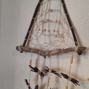 Handgemachtes Wanddecor aus Ästen und Holzperlen, ideal für kreative Geschenke.