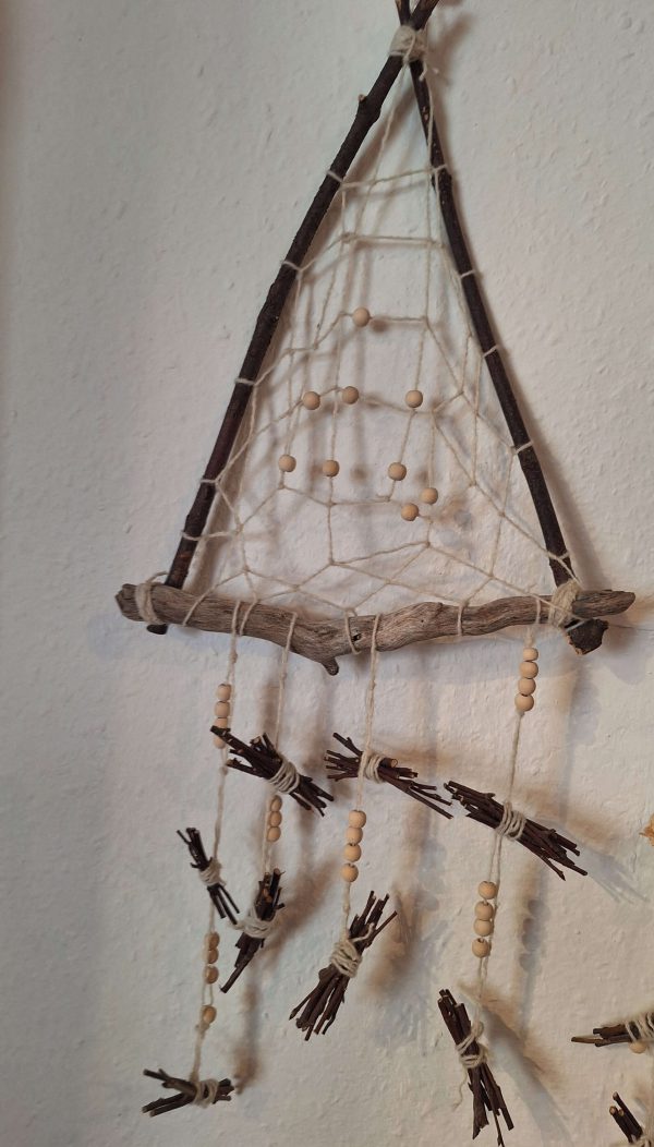 Handgemachtes Wanddecor aus Ästen und Holzperlen, ideal für kreative Geschenke.