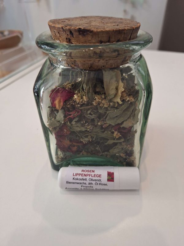 Glasgefäß mit getrockneten Blüten und Lippenpflege aus natürlichen Zutaten von Annettes kleine Schätze.