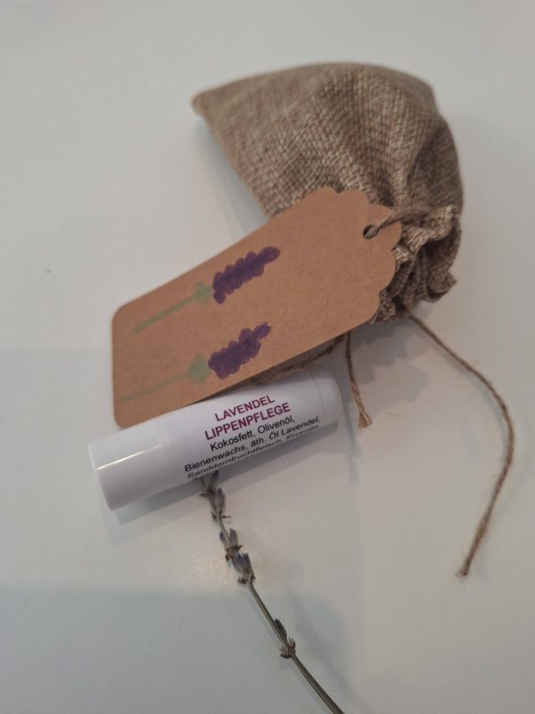 Lavendelsäckchen mit Lippenpflege und dekorativem Anhänger aus Naturpapier.