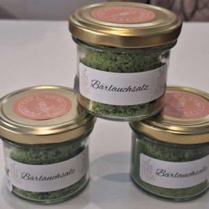 Drei Gläser mit Bärlauchsalz, handgemacht und dekorativ beschriftet.