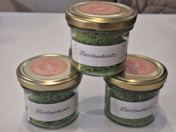 Drei Gläser mit Bärlauchsalz, handgemacht und dekorativ beschriftet.