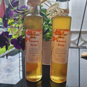Zwei Flaschen handgemachter Holunder Sirup von Annette´s Naturprodukten aus Zell am See