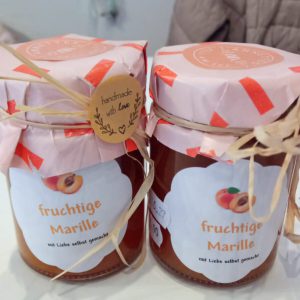 Zwei Gläser handgemachte Marillen-Konfitüre aus Zell am See mit Naturprodukten